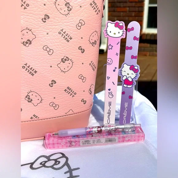 Hello Kitty Pink Crossbody Bundle - Picture 14 of 15